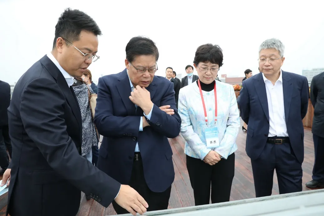 Ding Mingda introducing the planning of Huairou Science City
