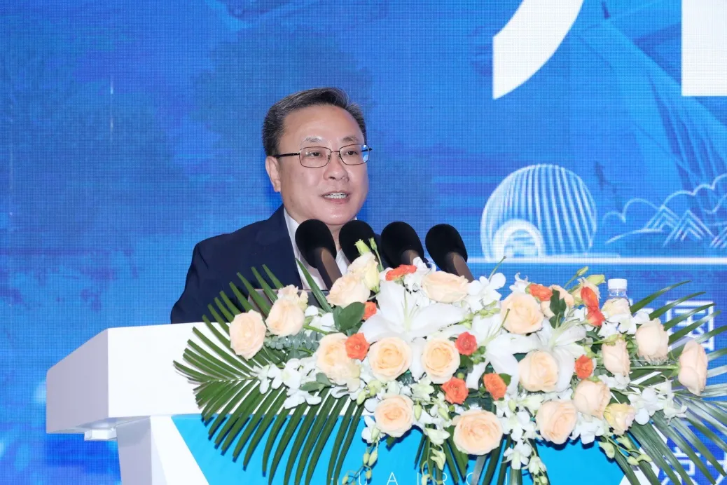 Liu Yuhui addressing the First Huairou Forum