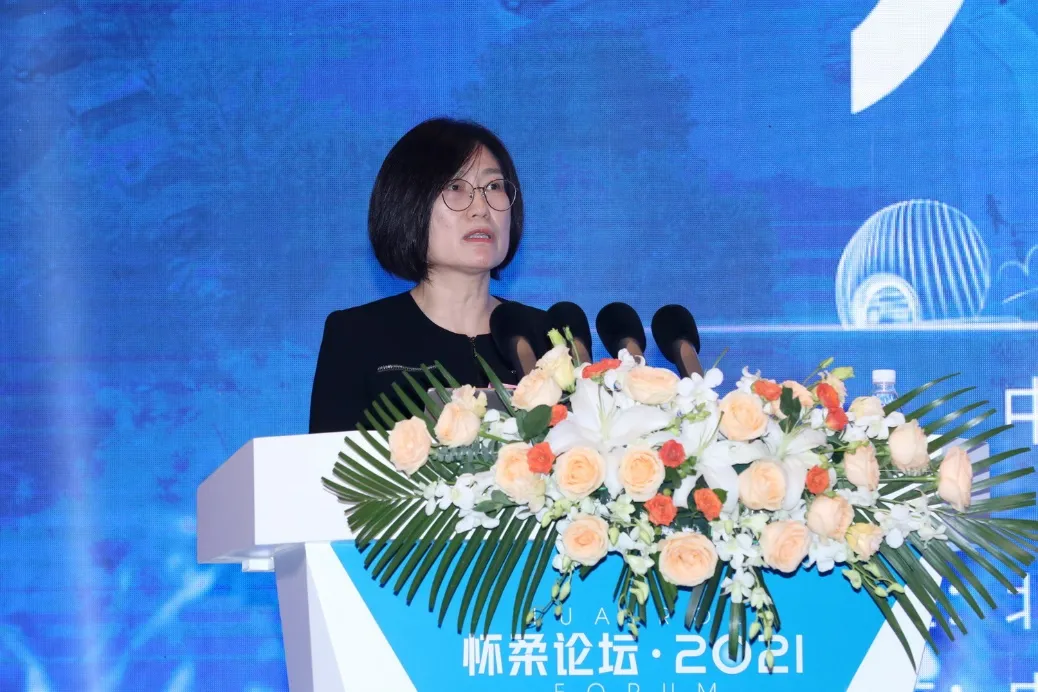 Guo Yanhong addressing the First Huairou Forum