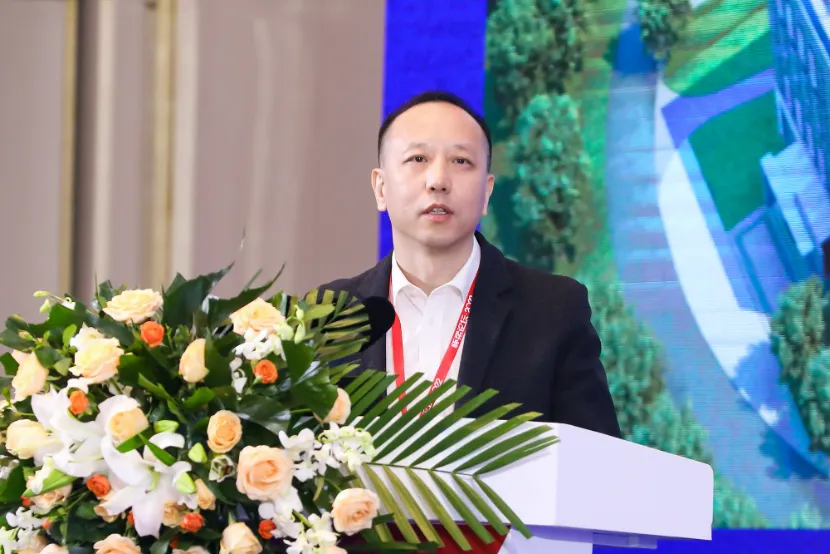 Sun Yujie introducing the imaging facilities