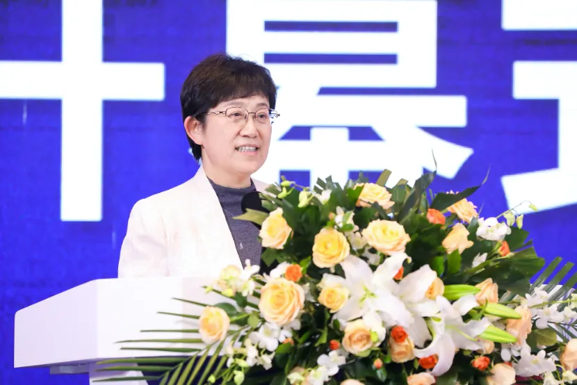 Qiao Jie addressing the Second Huairou Forum
